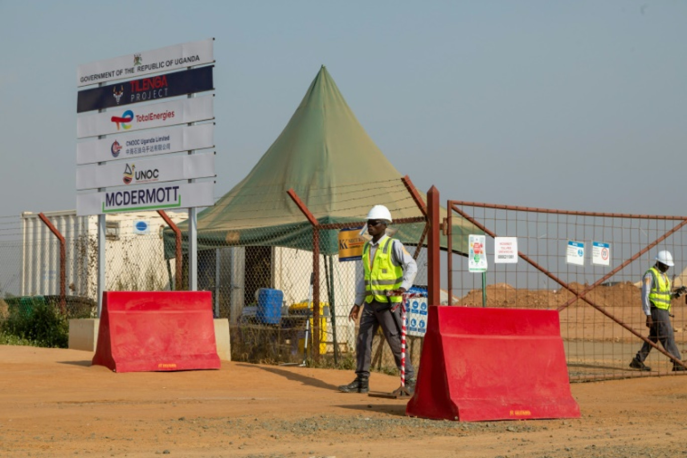 Des gardes à l'entrée d'un site de TotalEnergies à Buliisa, en Ouganda, le 20 février 2023 © BADRU KATUMBA