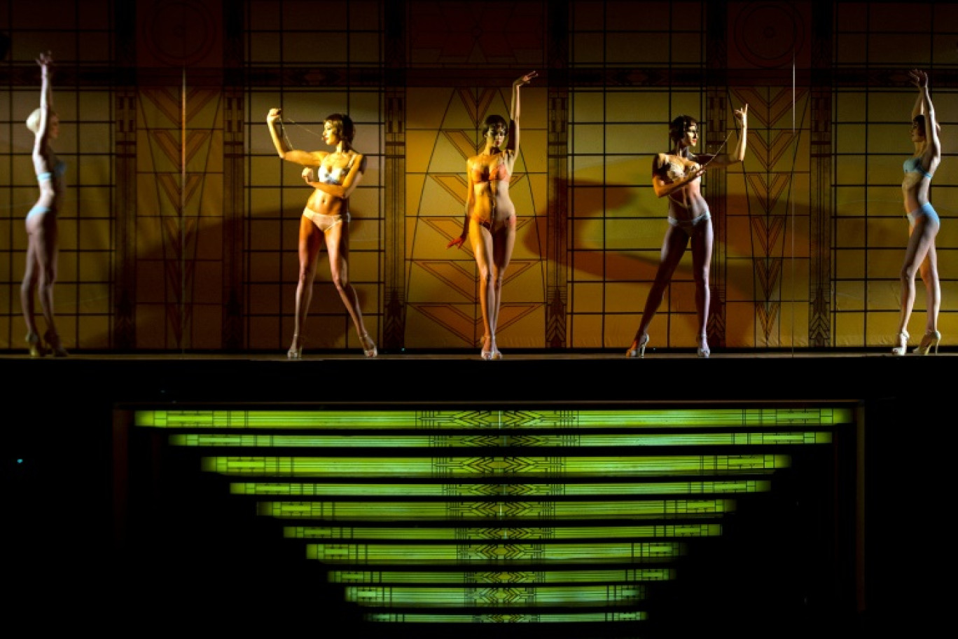 Des mannequins présentent des créations de la maison de lingerie française Lejaby lors d'un défilé marquant le 130e anniversaire de la marque dans la salle du Lido à Paris, le 27 mai 2014 © JOEL SAGET