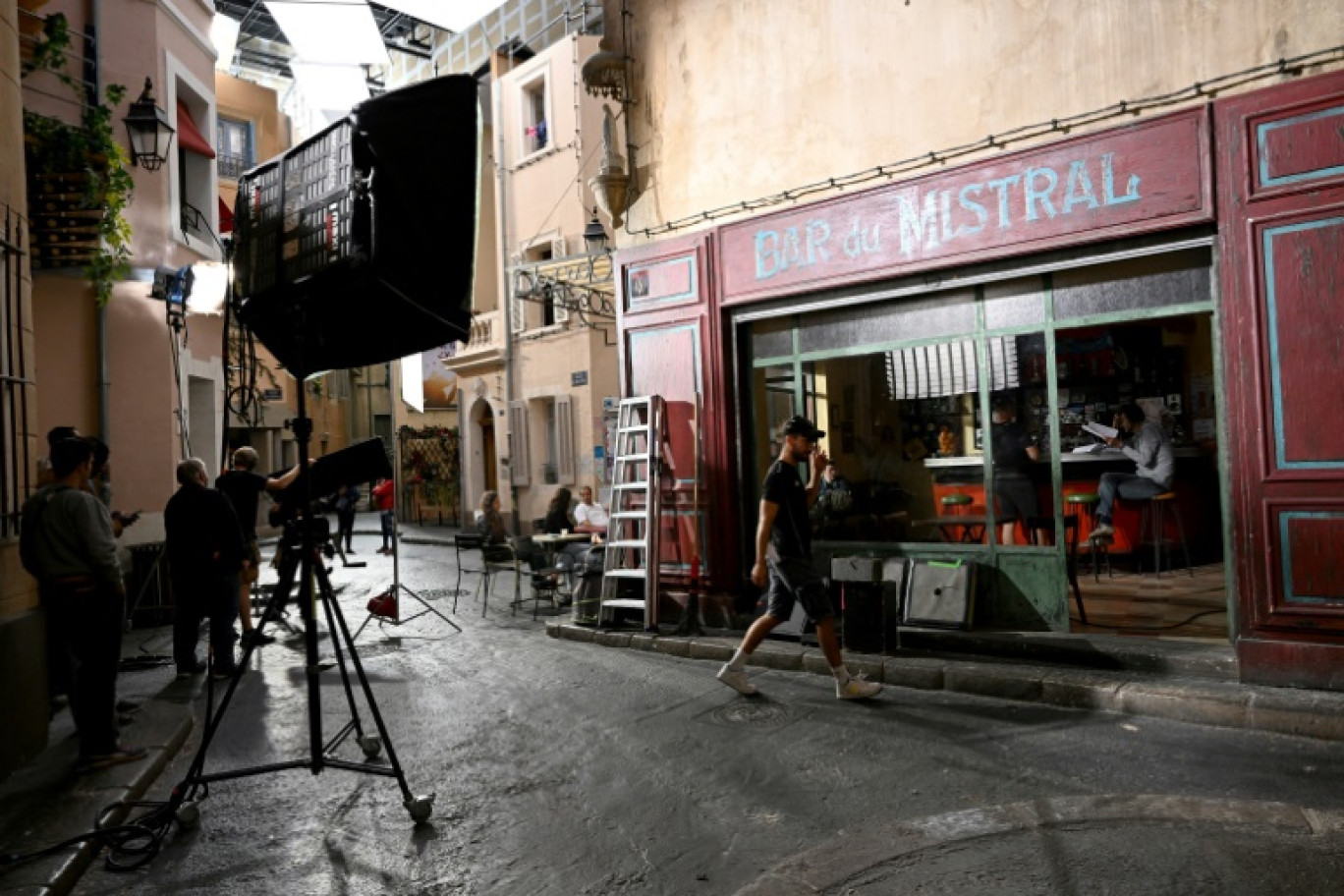 Le décor lors du dernier jour de tournage de la série "Plus belle la vie" aux Studios de la Belle de Mai le 28 septembre 2022, à Marseille. Après son arrêt sur France 3 fin 2022 puis la mort tragique d'une de ses vedettes, la série renaît sur TF1 © Nicolas TUCAT