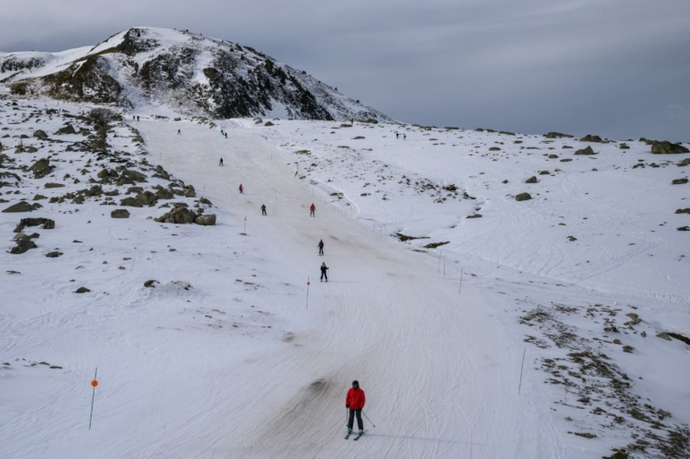 Des skieurs dévalent les pentes de la station de Porté-Puymorens, dans les Pyrénées-Orientales, le 3 janvier 2024 © Ed JONES