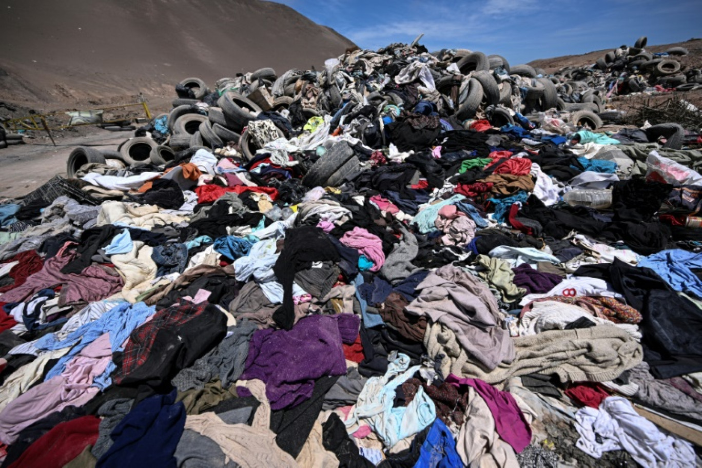 Des vieux vêtements en provenance des Etats-Unis, d'Asie ou d'Europe, entre autres déchets, s'entassent dans le désert d'Atacama à Alto Hospicio, dans le nord du Chili, le 11 novembre 2022 © MARTIN BERNETTI