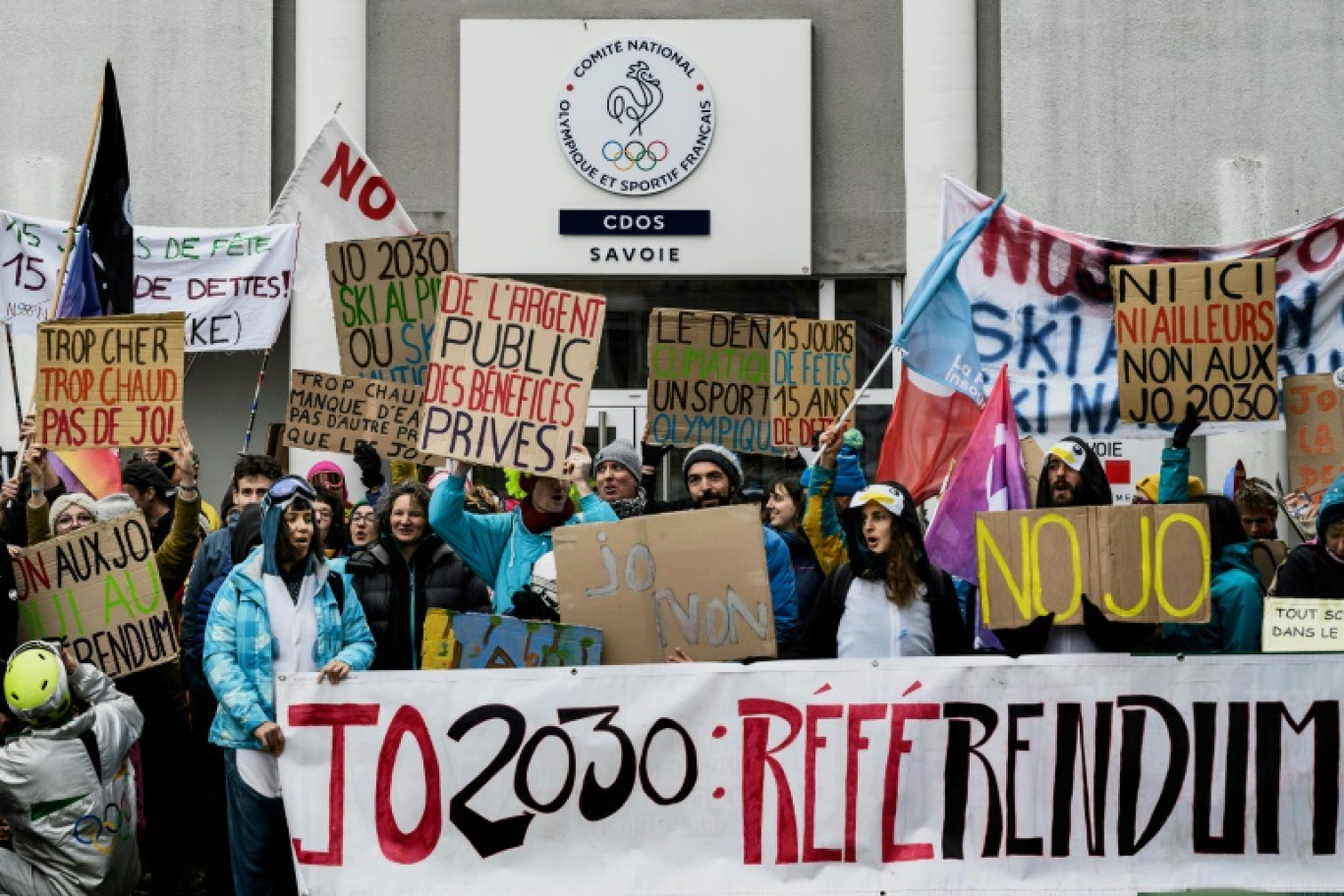 Des manifestants protestent contre l'organisation possible des Jeux Olympiques d'hiver 2030 dans les Alpes françaises, le 6 janvier 2024 à Chambéry © JEFF PACHOUD