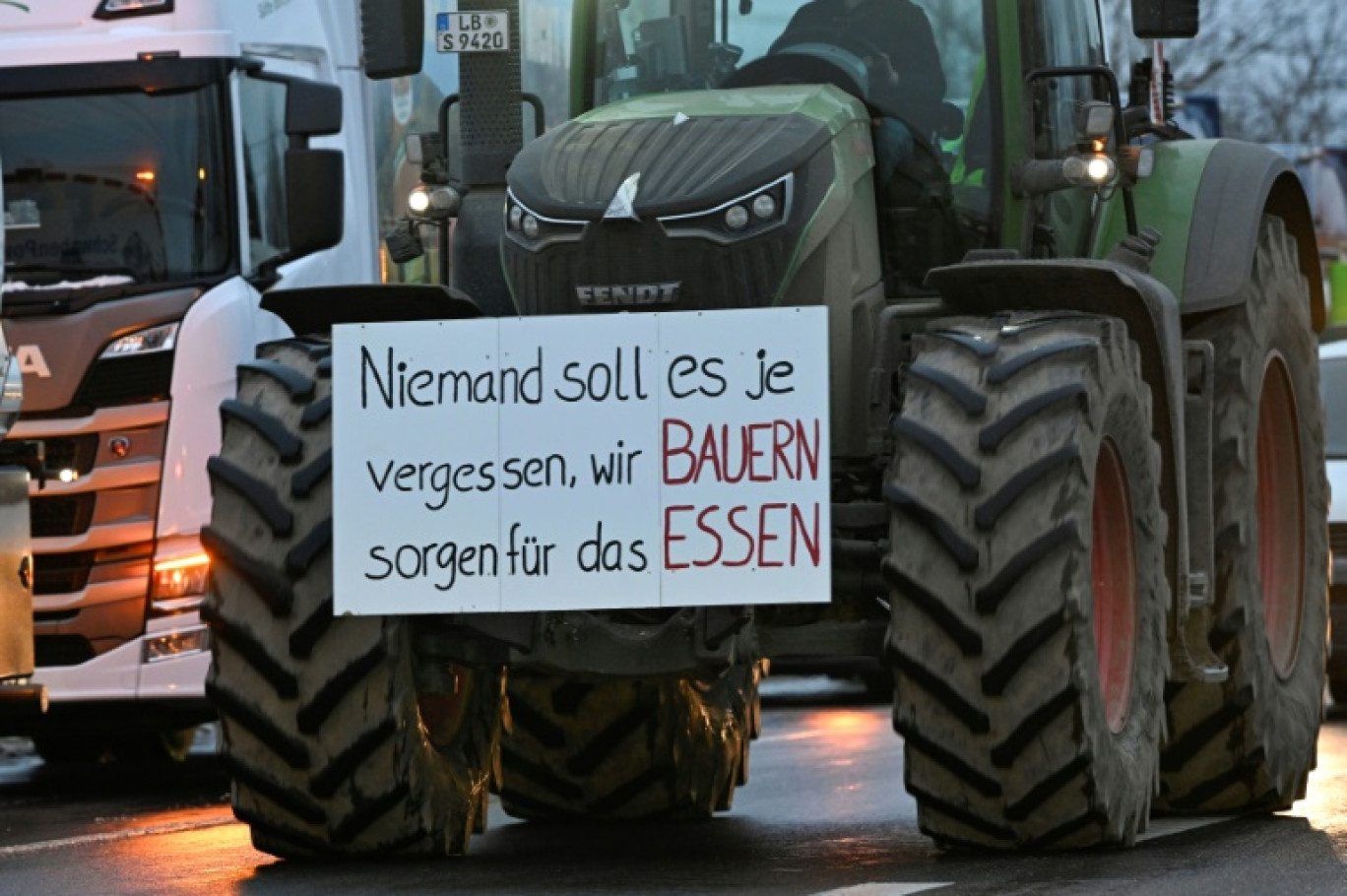 Un agriculteur affichant sur son tracteur le slogan "Il ne faut jamais oublier que ce sont nous les agriculteurs qui produisons la nourriture", lors d'une manifestation contre la politique agricole du gouvernement d'Olaf Scholz. Photo prise ke 8 janvier 2024 à Ludwigsburg (sud de l'Allemagne) © THOMAS KIENZLE