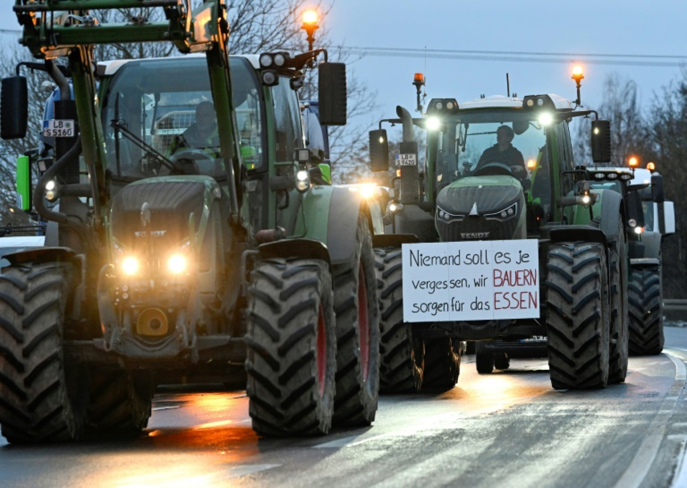 "Il ne faut jamais oublier que ce sont nous les agriculteurs qui produisons la nourriture" indique une pancarte dans une manifestation contre la politique agricole d'Olaf Scholz, le 8 janvier 2024 à Ludwigsburg (sud de l'Allemagne) © THOMAS KIENZLE