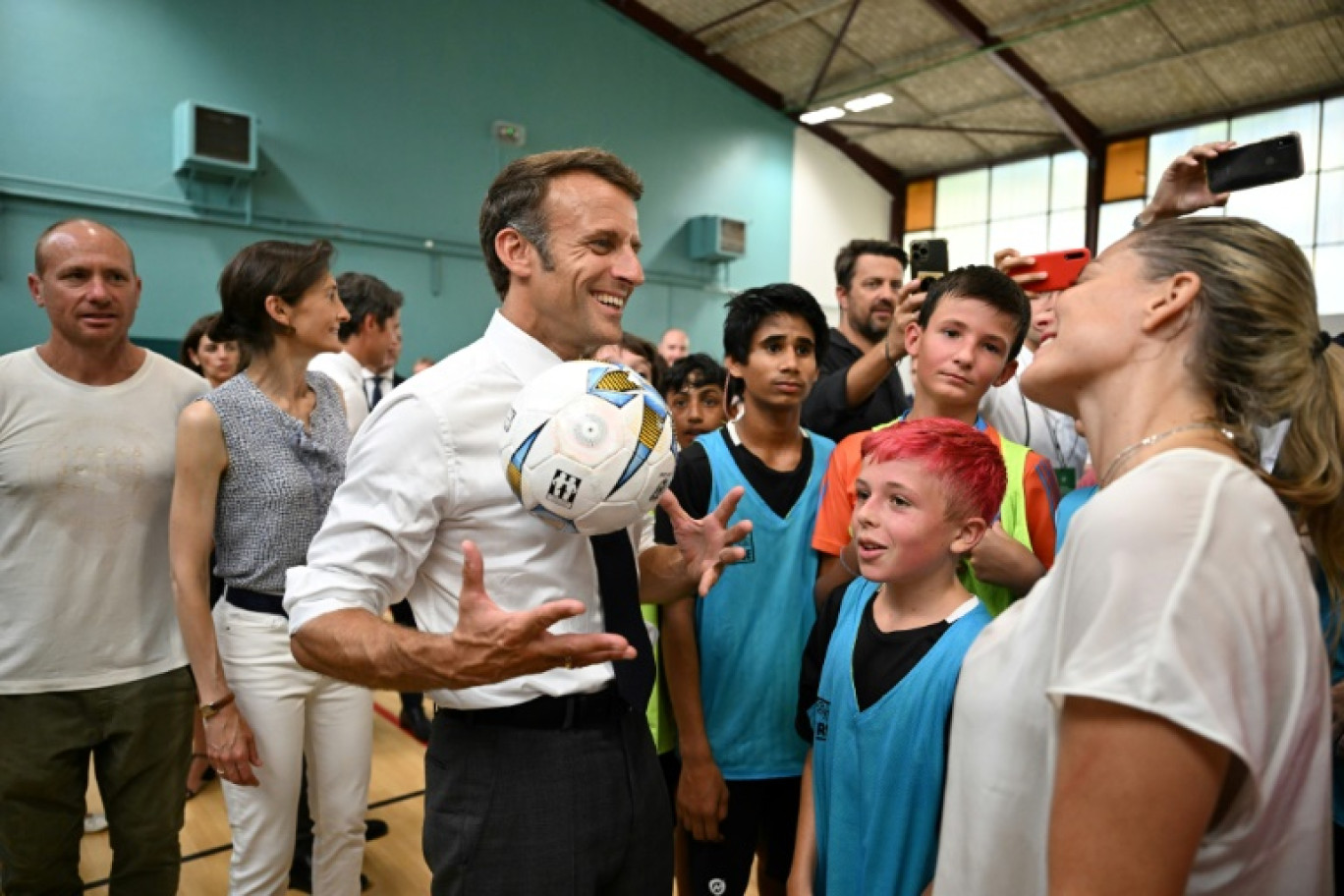 Emmanuel Macron rencontre des enfants, dans une école à Orthez (Pyrénées-Atlantiques), le 5 septembre 2023 © Caroline BLUMBERG