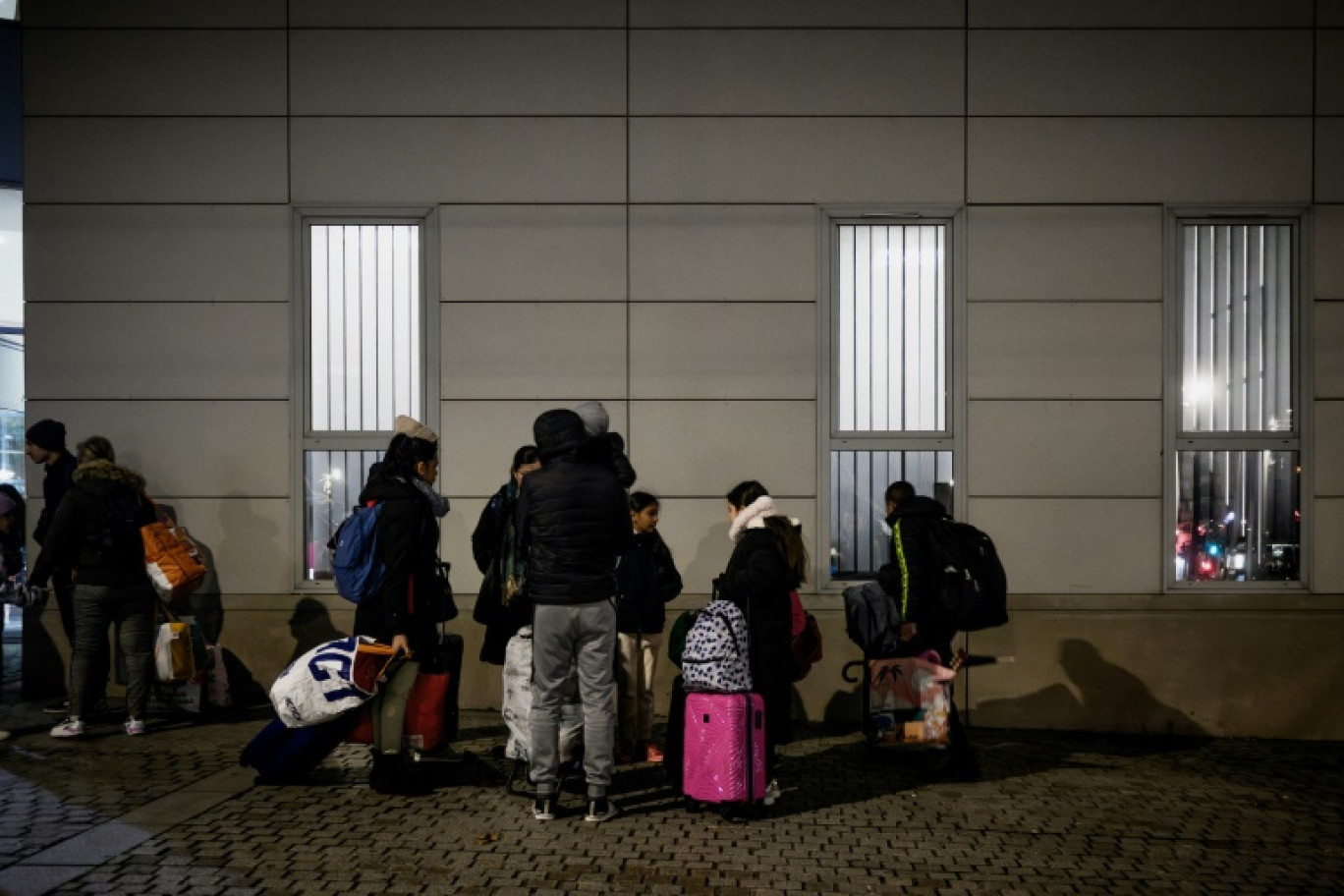 Des familles sans abri quittent un hôtel où elles avaient été hébergées pendant les vacances, le 8 janvier 2024 à Lyon © JEFF PACHOUD