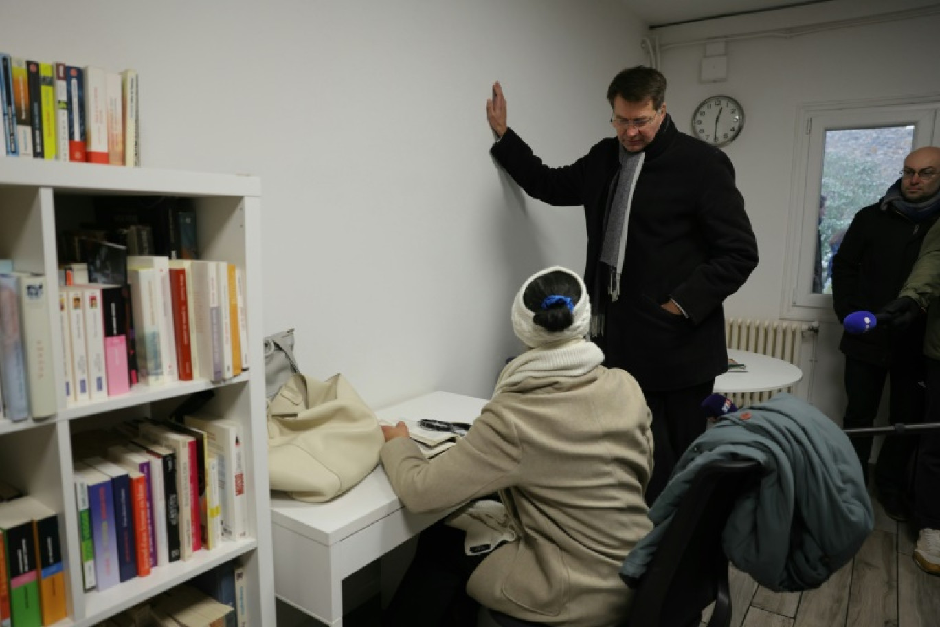 Le ministre délégué au Logement, Patrice Vergriete, visite le 8 janvier 2024 un centre d'accueil de jour dans le 15e arrondissement de Paris © Thomas SAMSON