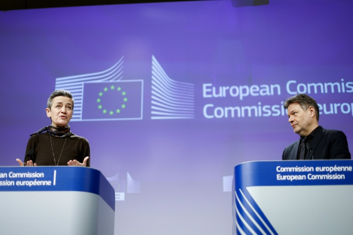 La commissaire à la Concurrence, Margrethe Vestager et le ministre allemand de l'Économie Robert Habeck s'expriment lors d'un point de presse à Bruxelles le 8 janvier 2024 © Kenzo TRIBOUILLARD