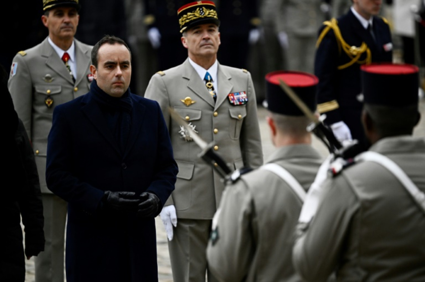 Le ministre de la Défense Sébastien Lecornu (G) et le chef d'état-major des armées, le général Thierry Burkhard (D), lors d'une prise d'armes à l'hôtel des Invalides à Paris le 8 janvier 2024 © JULIEN DE ROSA