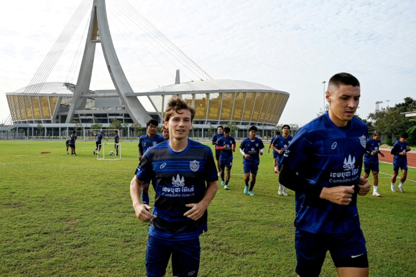 Le footballeur youtubeur Antoine Lemarié (à gauche) lors d'un entraînement avec son club cambodgien, le Boeung Ket FC, ici le 3 janvier 2024, à Phnom Penh © TANG CHHIN Sothy