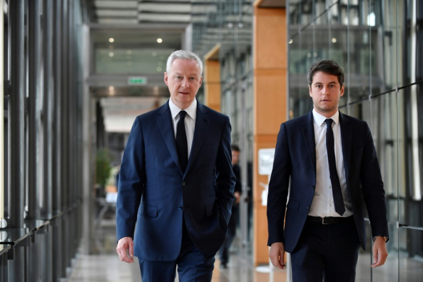 Le ministre de l'Economie et des Finances Bruno Le Maire (gauche) et Gabriel Attal, alors ministre chargé des Comptes publics, photographiés au ministère de l'Economie et des Finances à Paris le 19 juin 2023 © JULIEN DE ROSA