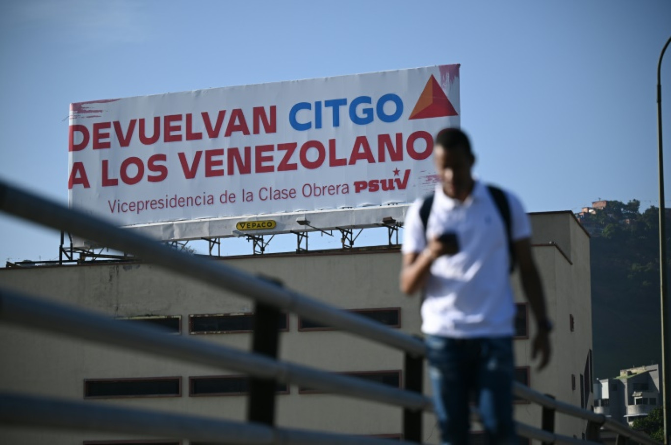 Panneau publicitaire à Caracas appelant à la restitution du contrôle de Citgo au gouvernement vénézuélien le 27 juin 2023 © Federico PARRA