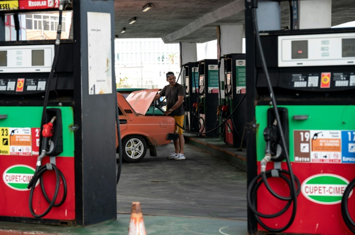 Un conducteur fait le plein d'essence à La Havane, le 9 janvier 2024, au lendemain de l'annonce par le gouvernement cubain d'une hausse du prix du carburant de 500% à partir du 1er février © Yamil LAGE