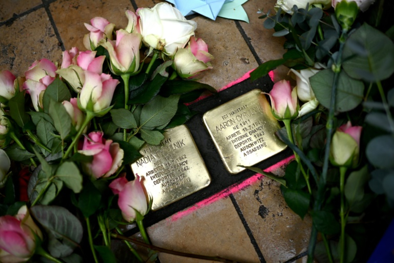 Deux pavés de la mémoire ou Stolpersteine installés lors d'une cérémonie en hommage aux parents du neuropsychiatre français Boris Cyrulnik, Aaron et Nadia Cyrulnik, à Bordeaux le 10 janvier 2024 © Christophe ARCHAMBAULT