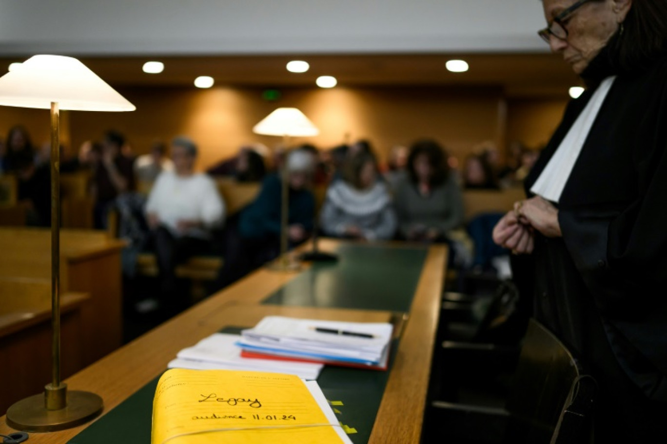 Un dossier marqué "audience Legay" avant le début du procès du policier Rabah Souchi, au tribunal de Lyon, dans l'est de la France, le 11 janvier 2024 © JEFF PACHOUD