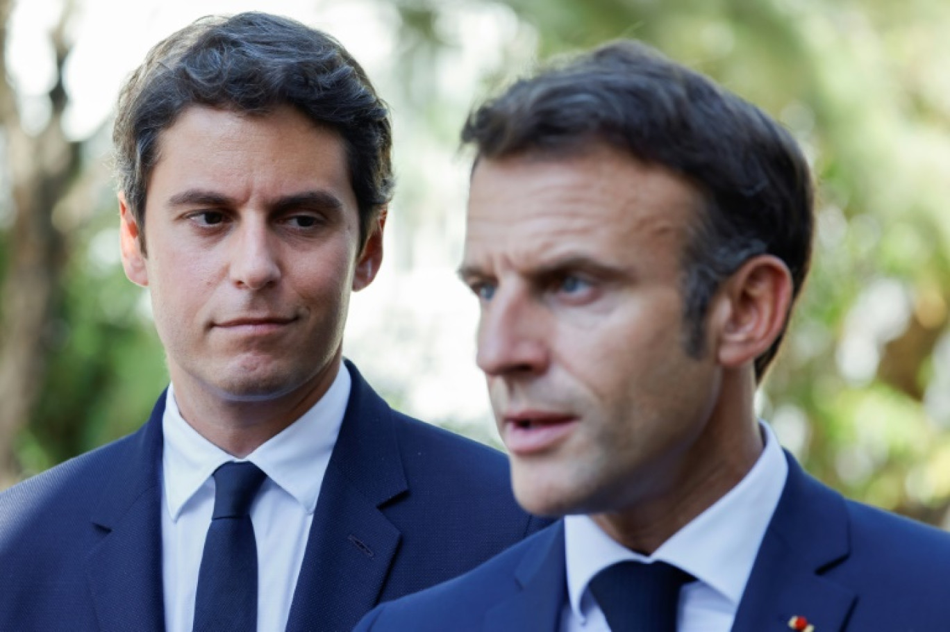 Gabriel Attal (gauche), alors ministre de l'Education nationale, et le président de la République Emmanuel Macron photographiés lors d'un déplacement dans un lycée professionnel, le 1er septembre 2023 à Orange, dans le Vaucluse © Ludovic MARIN