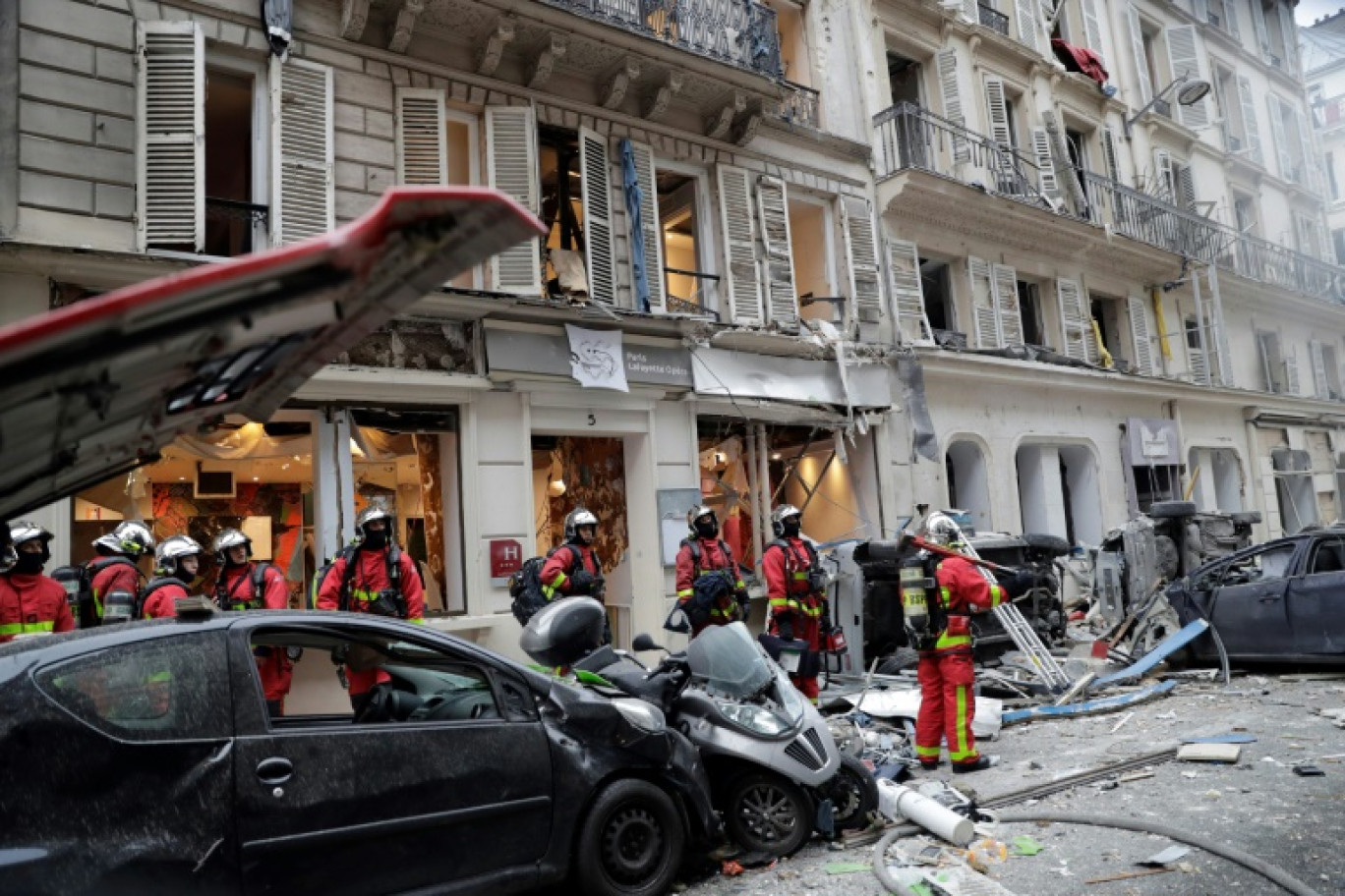 Des pompiers sur le site de l'explosion d'une boulangerie à l'angle des rues Saint-Cécile et de Trévise, le 12 janvier 2019 à Paris © Thomas SAMSON