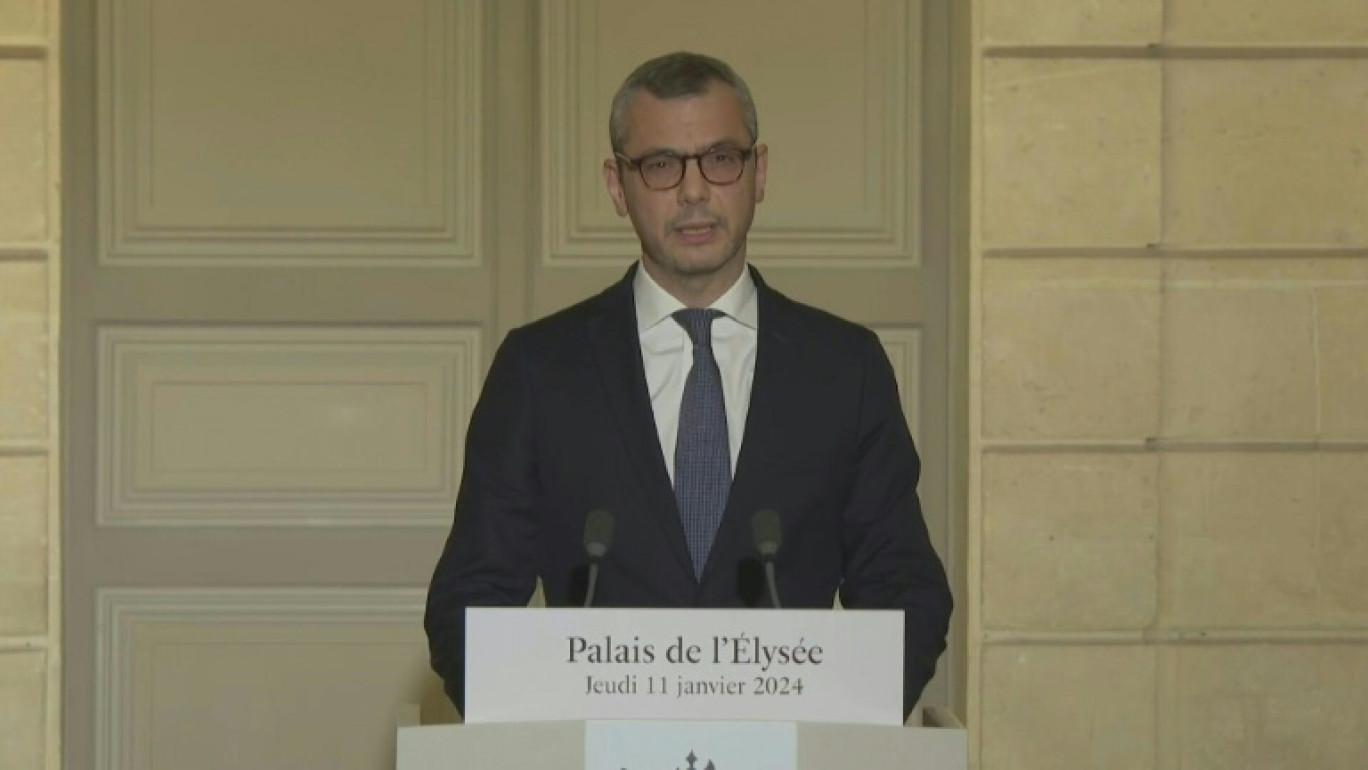 Le président Emmanuel Macron (3e g) lors du premier Conseil des ministres du nouveau gouvernement de Gabriel Attal, le 12 janvier 2024 à l'Elysée, à Paris © Michel Euler