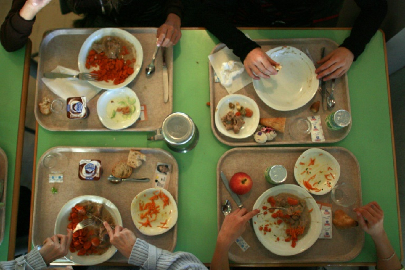 A l'Ile-Saint-Denis, les 800 repas quotidiens, préparés dans une seule cuisine centrale et servis dans trois établissements scolaires différents, sont constitués à 90% de produits bio, le tout fait maison © FRED DUFOUR