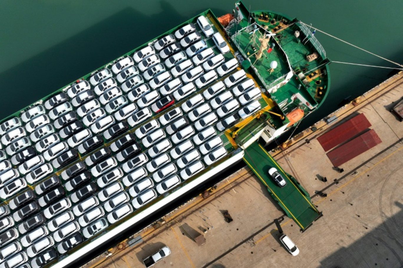 Vue aérienne de voitures chargées sur un bateau pour l'exportation au port de Lianyungang, dans la province chinoise du Jiangsu, le 5 décembre 2023 © STR