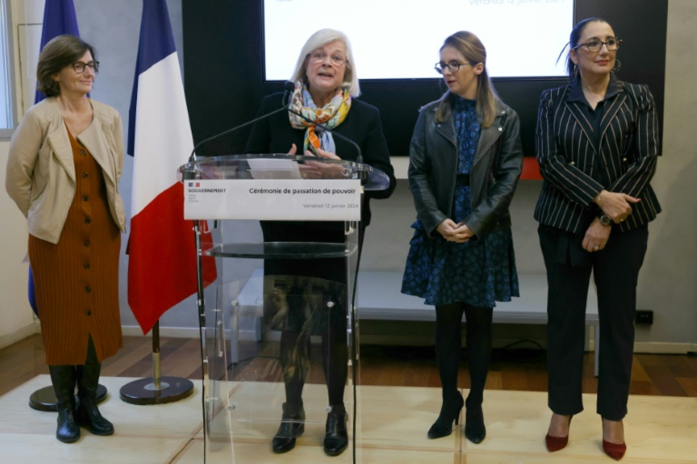 Catherine Vautrin (2e g), nouvelle ministre du Travail, de la Santé et des Solidarités lors de la passation de pouvoir avec Agnès Firmin Le Bodo (g) et Aurore Bergé (2e d), le 12 janvier 2024 à Paris © Thomas SAMSON