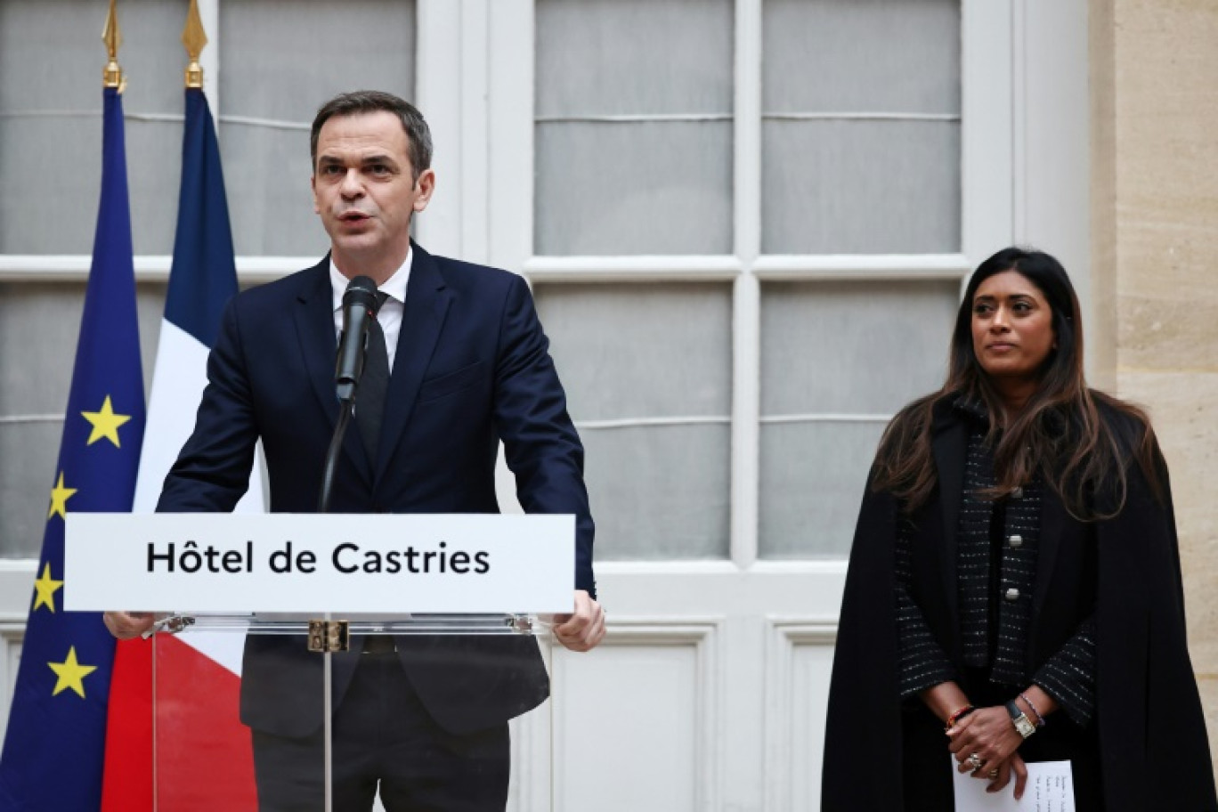 Olivier Véran lors de la passation de pouvoirs avec Prisca Thevenot (d), nouvelle porte-parole du gouvernement, le 12 janvier 2024 à Paris © Anne-Christine POUJOULAT