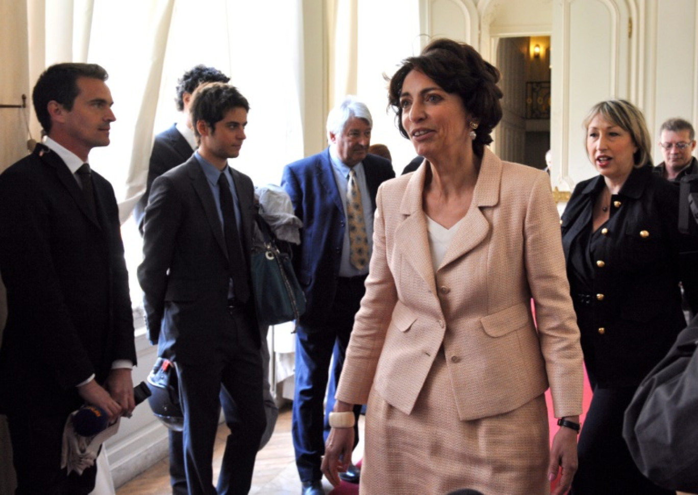 Gabriel Attal (2e g), alors conseiller parlementaire, assiste à l'arrivée de la nouvelle ministre des Affaires sociales et de la Santé, Marisol Touraine (c) pour la passation de pouvoir, le 17 mai 2012 à  à Paris © JEAN-FRANCOIS MONIER