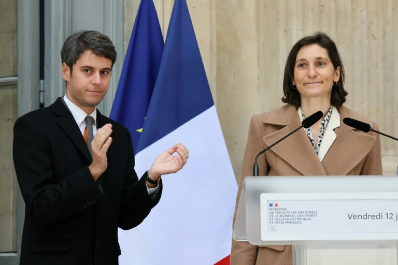 Le nouveau Premier ministre Gabriel Attal lors de la passation de pouvoirs avec la nouvelle ministre de l'Education, Amélie Oudéo-Castera, le 12 janvier 2024 à Paris © ALAIN JOCARD