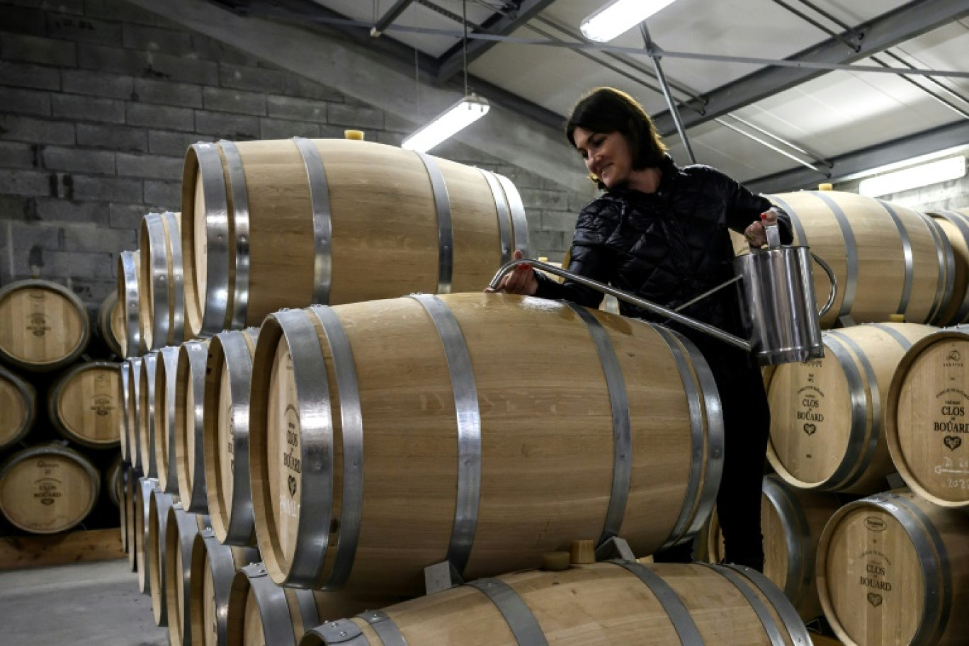 Coralie de Bouard, propriétaire du Château Clos de Bouärs, vérifie le niveau des fûts de son vin "Prince Oscar" qui passera par un processus de désalcoolisation, à Montagne, près de Saint-Emilion, le 18 janvier 2024 en Gironde © Philippe LOPEZ