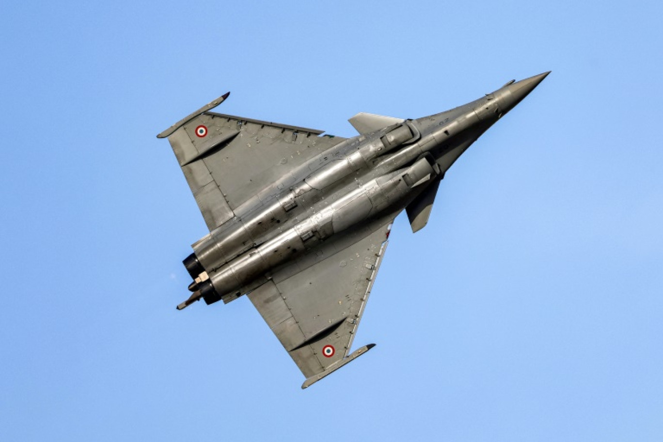 Un Rafale de l'armée de l'air française lors du salon aéronautique de Dubaï 2023, le 13 novembre 2023 © Giuseppe CACACE