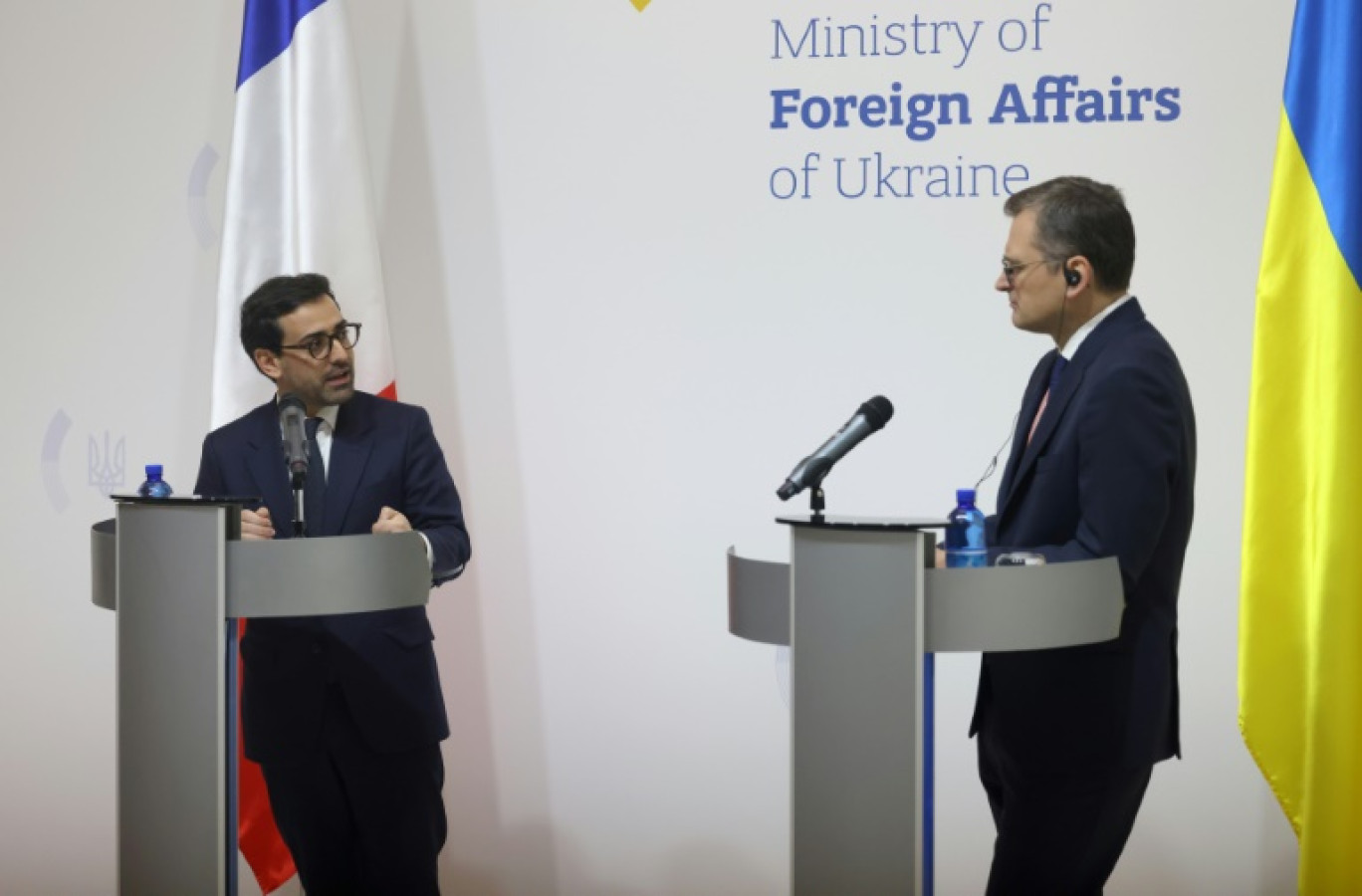 Le nouveau ministre des Affaires étrangères français, Stéphane Séjourné (g) lors d'une conférence de presse avec son homologue ukrainien Dmytro Kouleba, le 13 janvier 2024 à Kiev © Anatolii STEPANOV