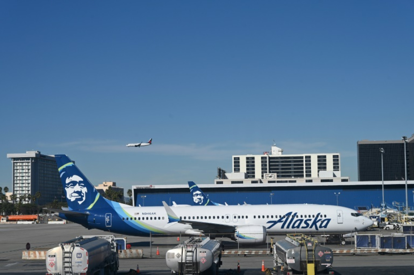 Un Boeing 737 MAX 9 de la compagnie Alaska Airlines sur le tarmac de l'aéroport de Los Angeles, le 8 janvier 2024 © Daniel SLIM