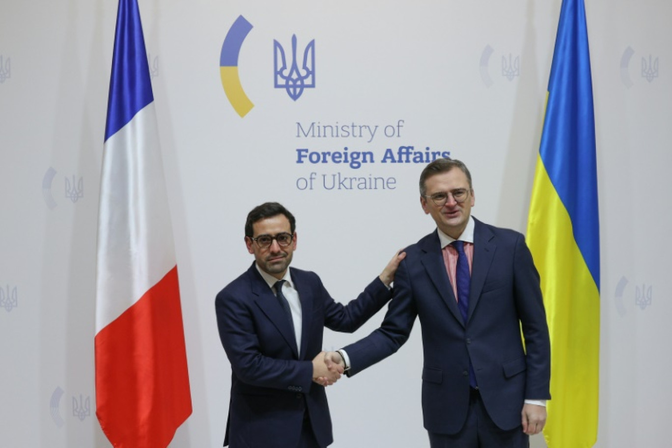 Le nouveau ministre des Affaires étrangères français, Stéphane Séjourné (g) accueilli par son homologue ukrainien Dmytro Kouleba, le 13 janvier 2024 à Kiev © Anatolii STEPANOV