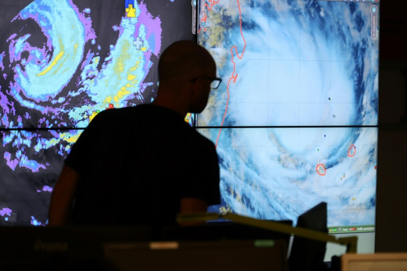 Un météorologue de Météo France surveille la trajectoire du cyclone Belal qui devrait frapper La Réunion, le 14 janvier 2024 à Saint-Denis-de-La Réunion © Richard BOUHET