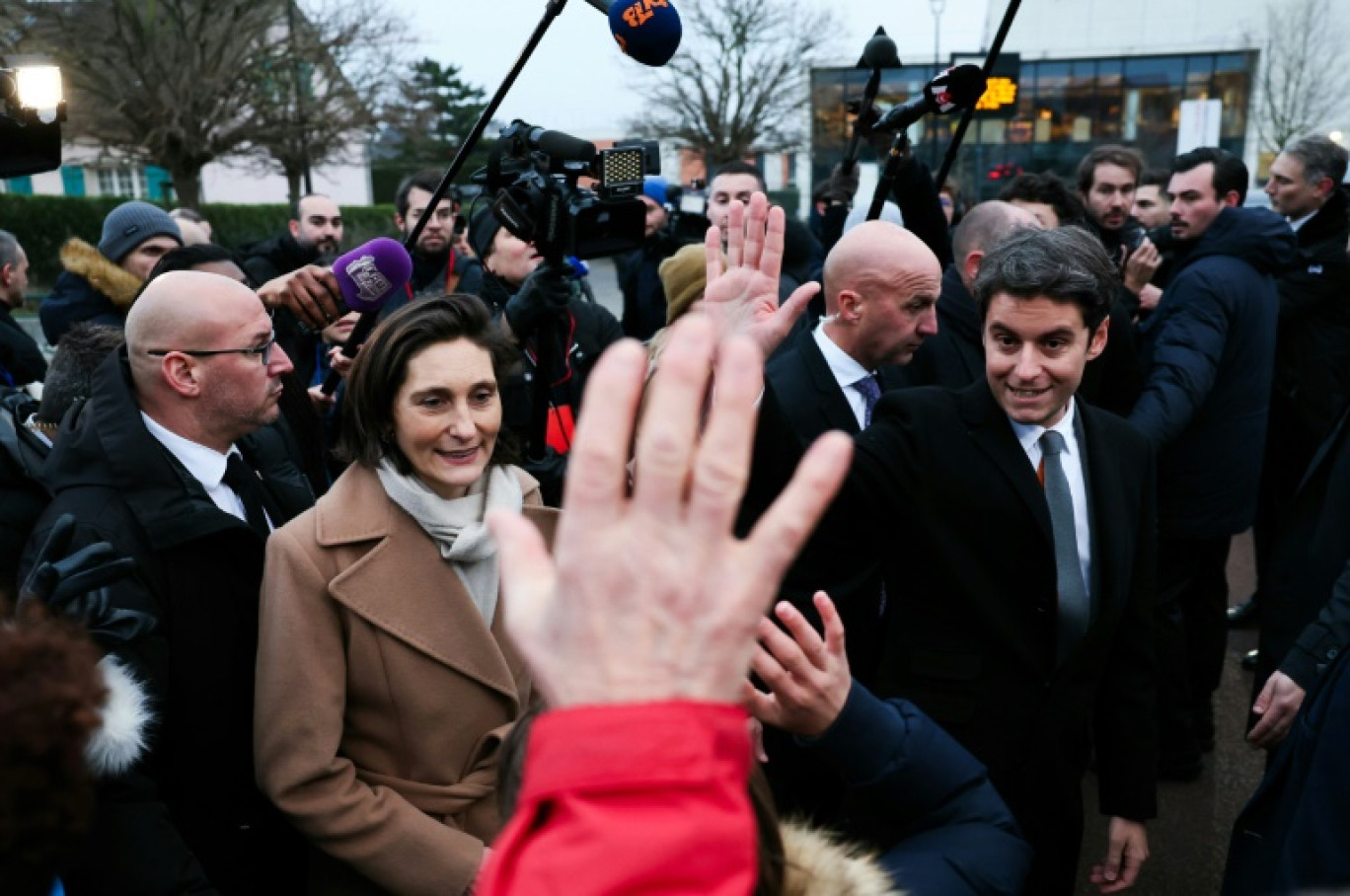 Le Premier ministre Gabriel Attal (d) et la ministre de l'Education Amélie Oudéo-Castéra, en visite au collège Saint-Exupéry, à Andrésy, au nord-ouest de Paris, le 12 janvier 2024 © ALAIN JOCARD