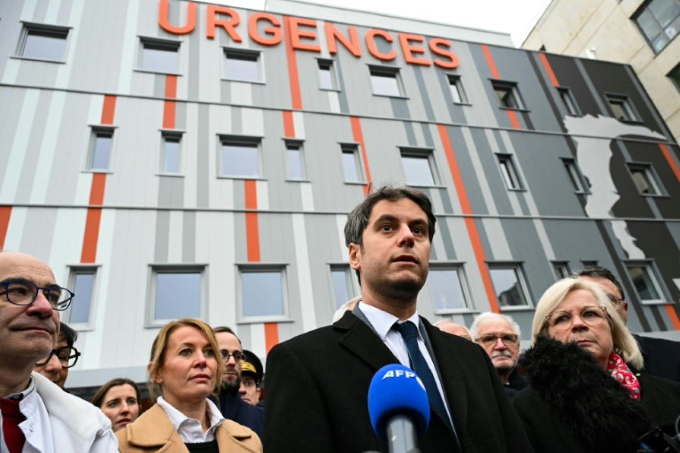 Le Premier ministre Gabriel Attal (C) et la nouvelle ministre du Travail, de la Santé et des Solidarités, Catherine Vautrin devant le centre hospitalier universitaire de Dijon, le 13 janvier 2024 © Bertrand GUAY