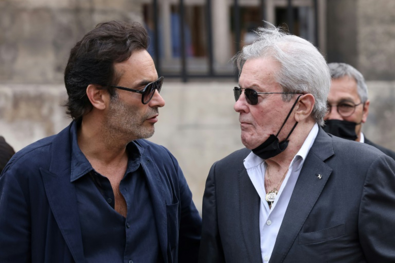 Alain Delon et son fils Anthony Delon avant la cérémonie funéraire de Jean-Paul Belmondo à l'église Saint-Germain-des-Prés à Paris, le 10 septembre 2021 © Thomas COEX