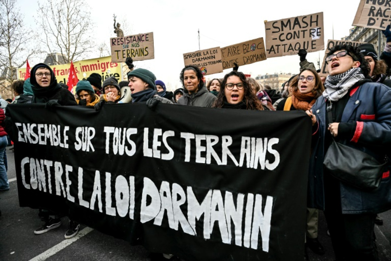 Des personnes manifestent contre la loi immigration, à Paris, le 14 janvier 2024 © Bertrand GUAY