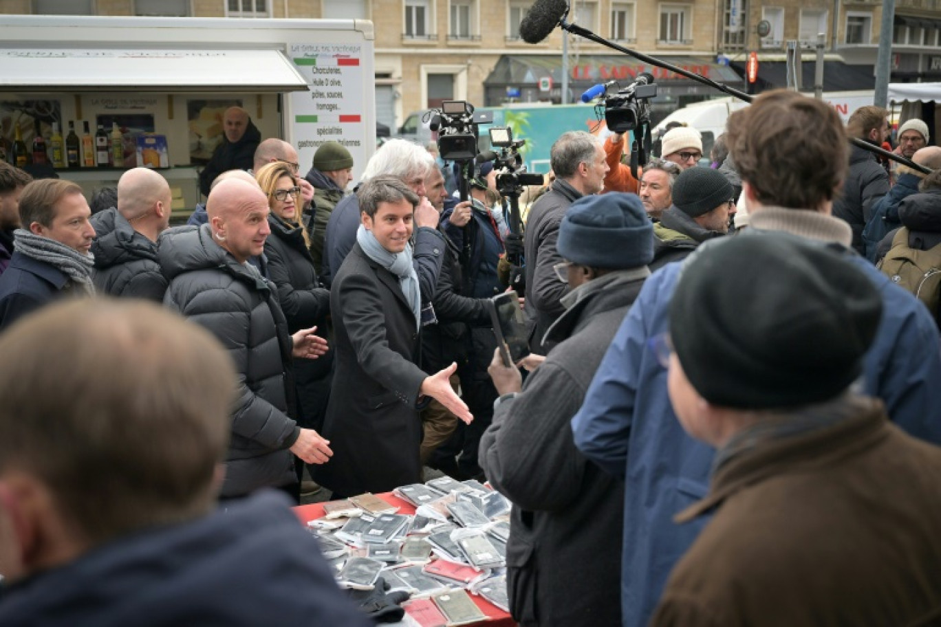 Le Premier ministre Gabriel Attal en visite sur le marché de Caen, le 14 janvier 2024 © LOU BENOIST