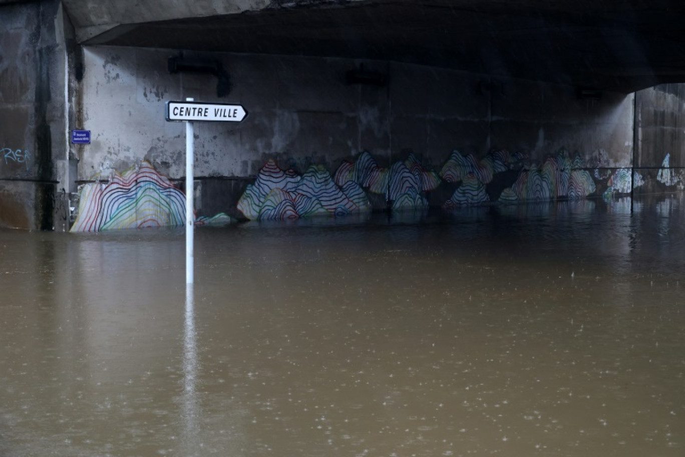 Une rue inondée avant l'arrivée du cyclone Belal, le 14 janvier 2024 à Saint-Denis de La Réunion © Richard BOUHET