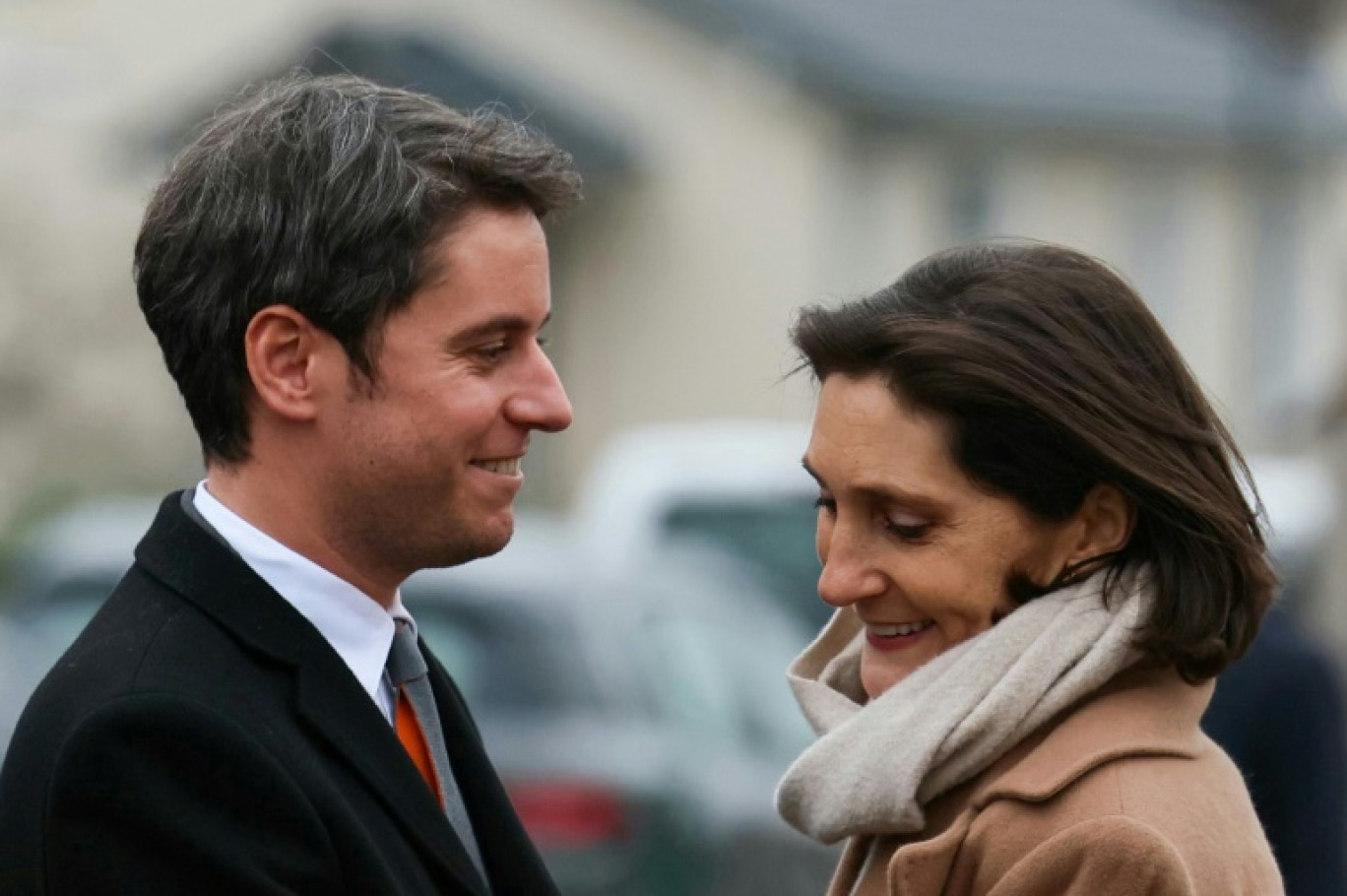 Le Premier ministre Gabriel Attal avec la ministre de l'Éducation, des Sports et des Jeux Olympiques, Amélie Oudéa-Castera, à Andrésy, dans les Yvelines, le 12 janvier 2024 © Alain JOCARD