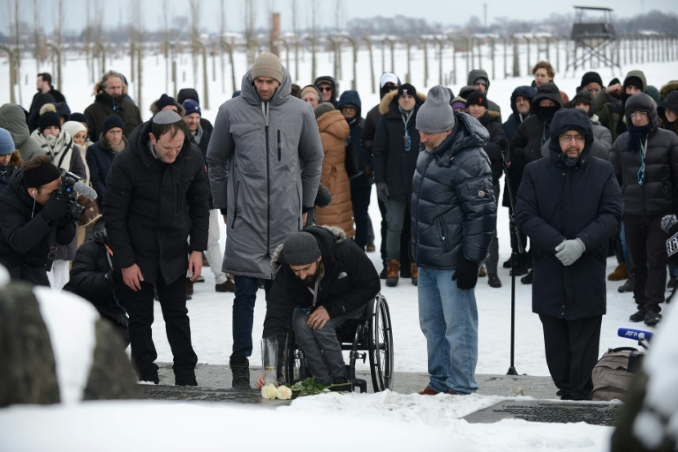 Des sportifs français, le 14 janvier 2024, au camp d'extermination d'Auschwitz-Birkenau dans le cadre d'un "voyage de la mémoire des champions" chargé de contribuer à lutter contre l'antisémitisme et le racisme © BARTOSZ SIEDLIK