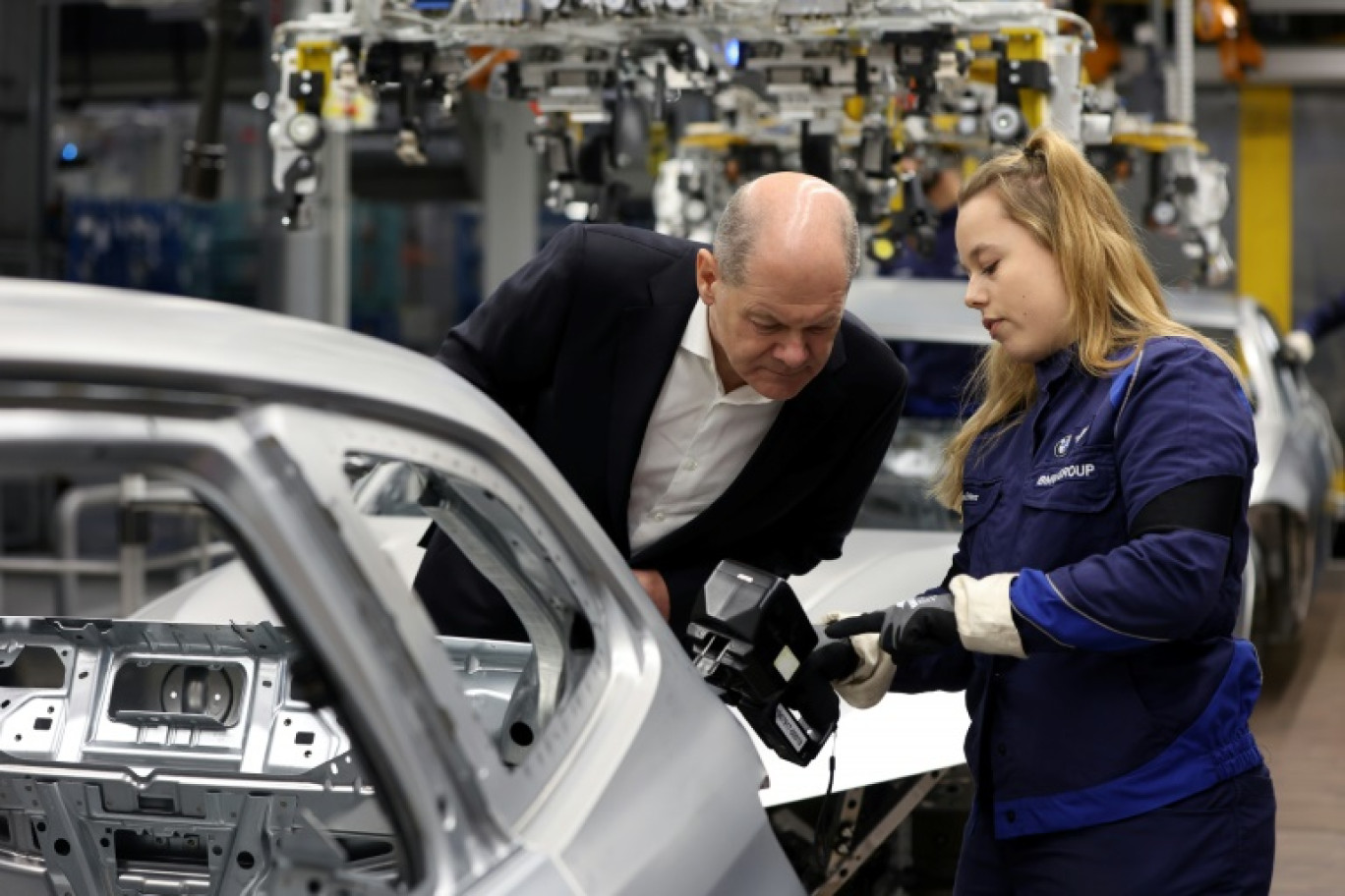 Le chancelier allemand Olaf Scholz en visite dans une usine du constructeur automobile BMW à Munich le 5 décembre 2023 © Alexandra Beier