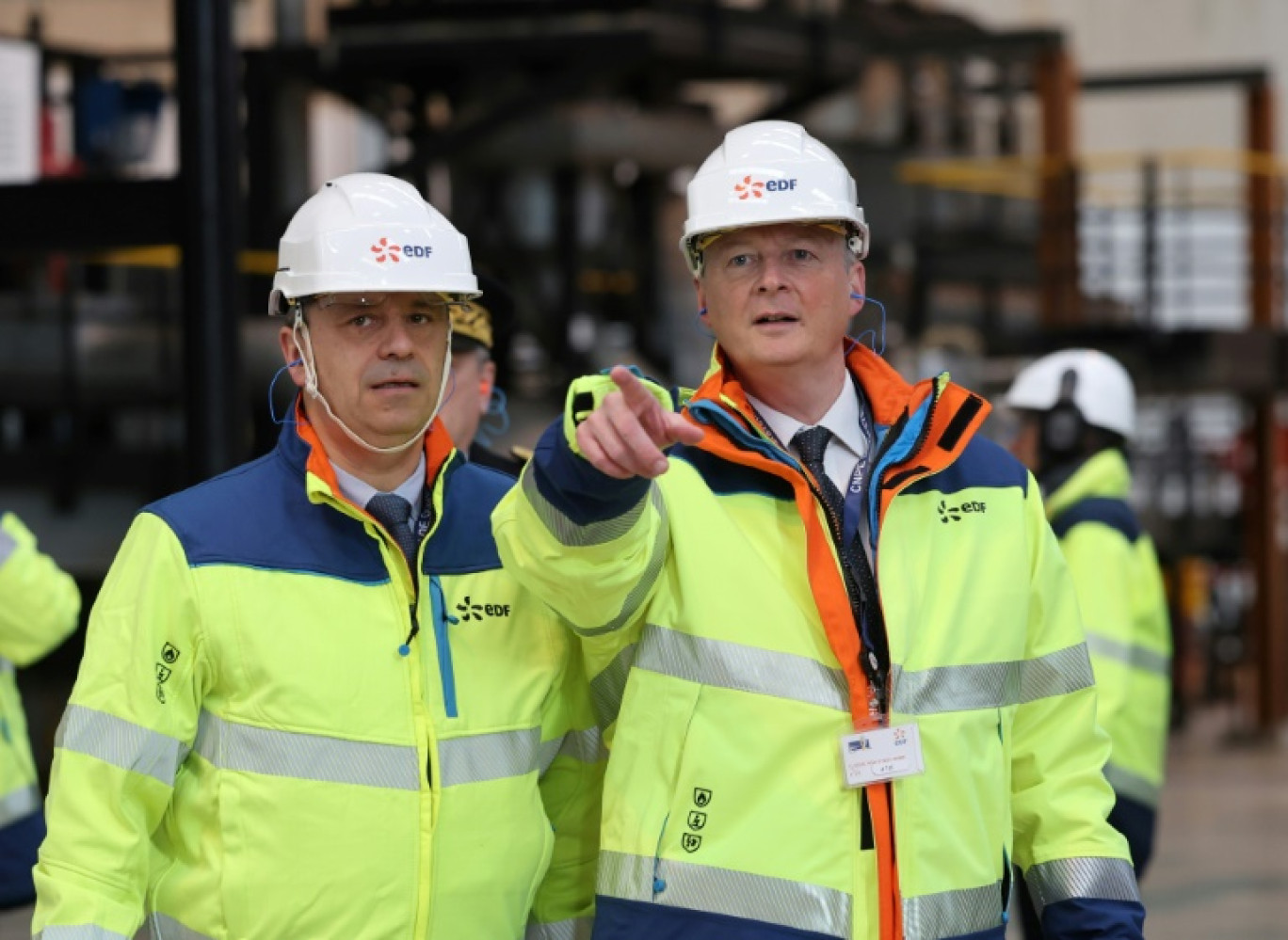 Le ministre de l'Economie Bruno Le Maire (d) et le PDG d'EDF, Luc Rémont, lors d'une visite à la centrale nucléaire de Gravelines, le 15 janvier 2024 dans le Nord © FRANCOIS LO PRESTI