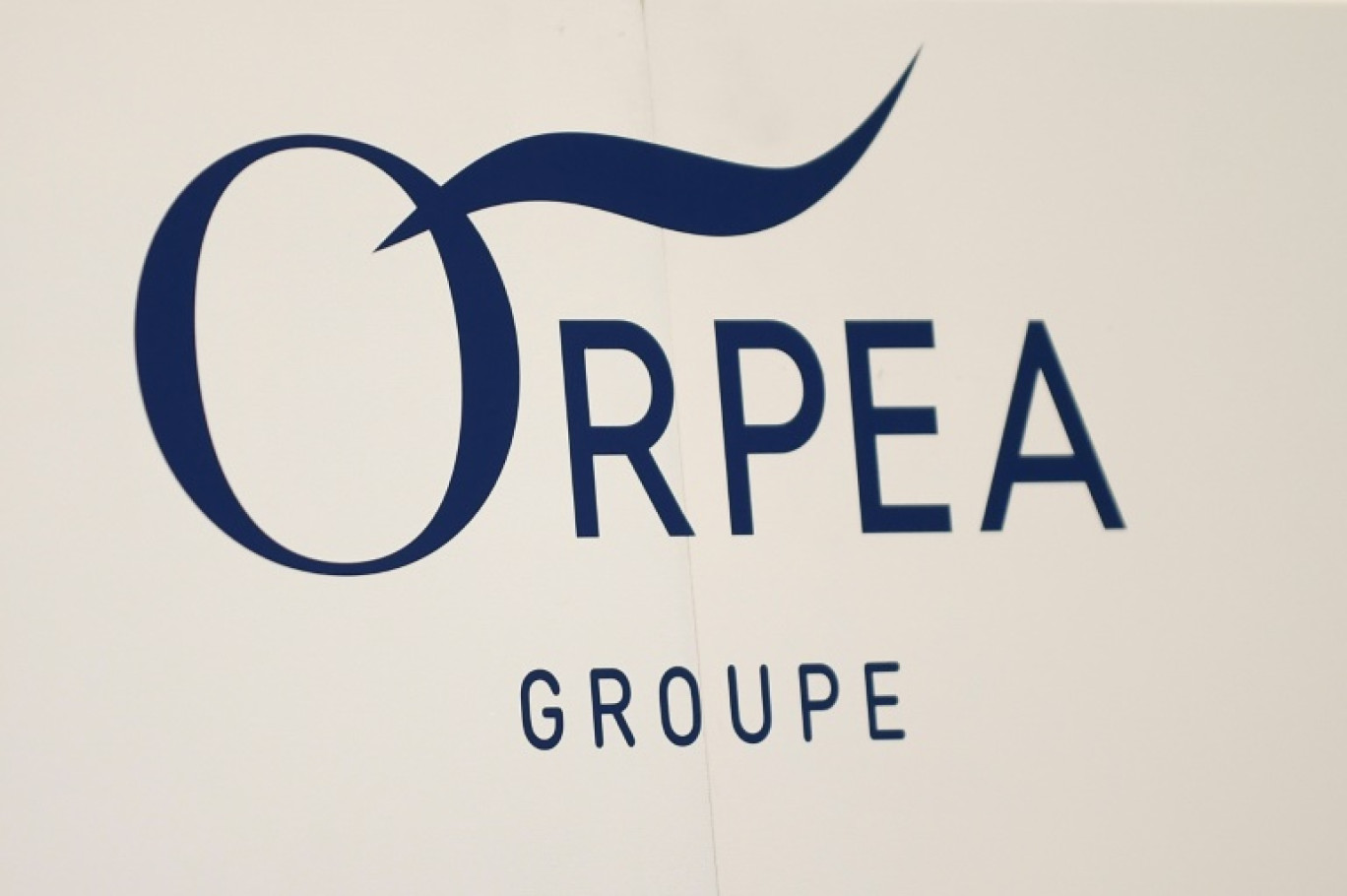 Un logo d'Orpea, lors de l'assemblée générale du groupe à Paris, le 28 juillet 2022 © JULIEN DE ROSA