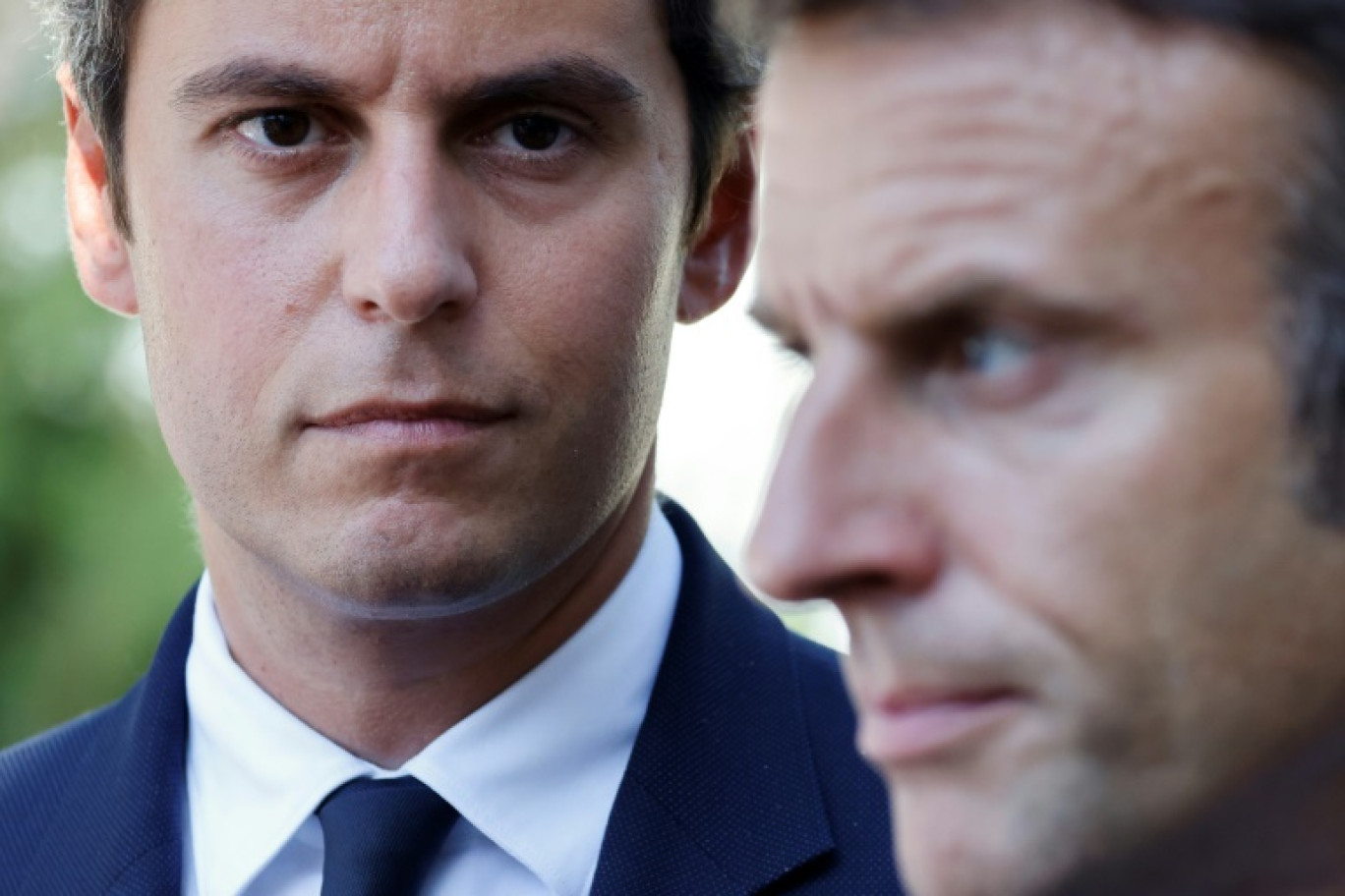 Le président Emmanuel Macron et Gabriel Attal, alors ministre de l'Education, lors d'une visite dans un lycée professionnel le 1er septembre 2023 à Orange (Vaucluse) © Ludovic MARIN