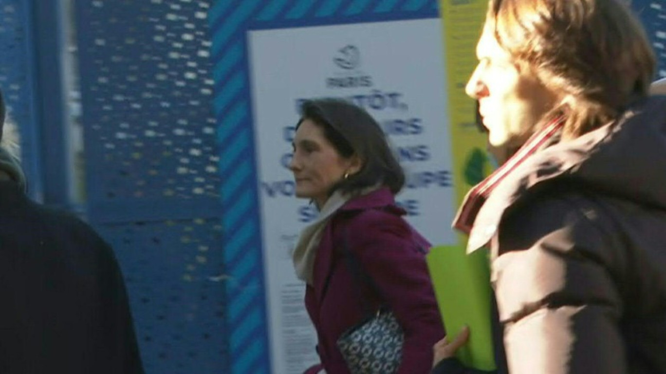 La ministre de l'Éducation, des Sports et des Jeux Olympiques, Amélie Oudéa-Castéra arrive à l'école publique Littré, le 16 janvier 2024 à Paris © Thomas SAMSON