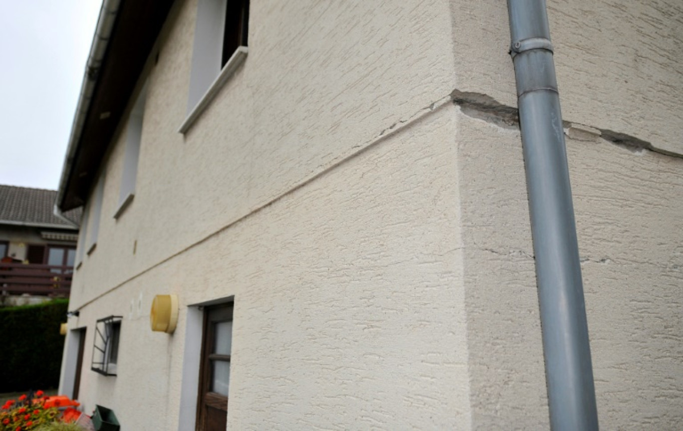 Une importante fissure est apparue sur une maison qui s'affaisse, le 30 octobre 2015 à Rosbruck, en Moselle © JEAN-CHRISTOPHE VERHAEGEN