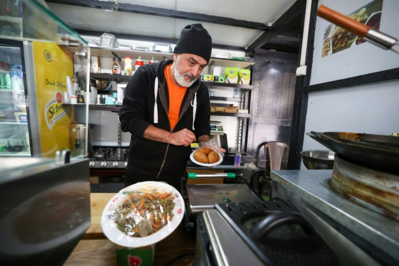 Hafeth Ghazawneh dans son échoppe de falafels à al-Bireh, le 15 janvier 2024 en Cisjordanie occupée © Jaafar ASHTIYEH