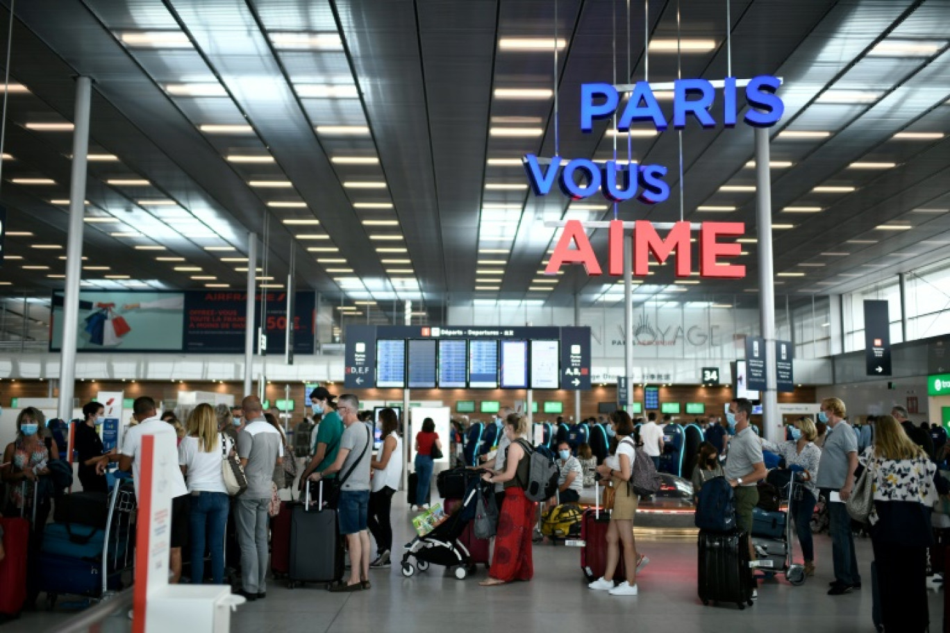 Des voyageurs font la queue dans l'aérogare d'Orly, dans le Val-de-Marne, le 1er août 2020 © STEPHANE DE SAKUTIN